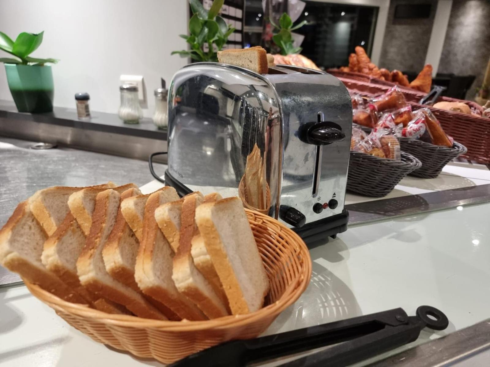 Évreux Brit Hotel La Bonne Etape מראה חיצוני תמונה